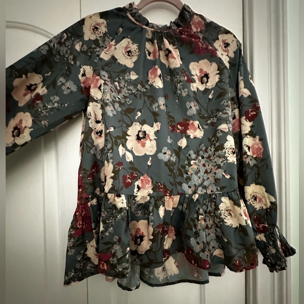 Super cute floral top perfect for work or any type of get together!!